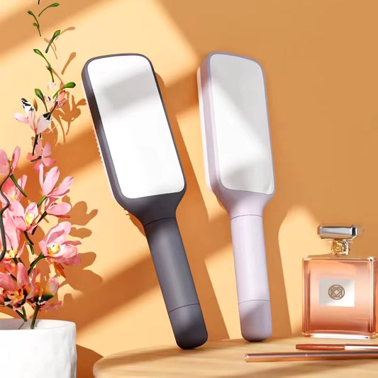 SELF-CLEANING WOMAN'S COMB